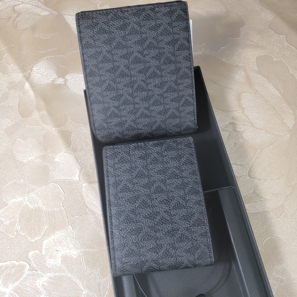 Michael kor men 3 in 1 wallet giffting box - Picture 3 of 10